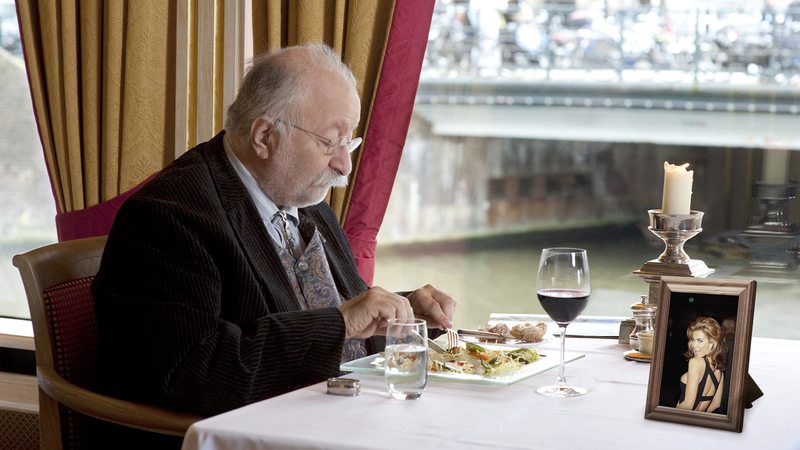 Heartwarming: When This Restaurant Saw A Lonely Old Man Eating Across From A Photo Of His Dead Wife, They Gave Him A Way-Hotter Photo Of Carmen Electra - ClickHole