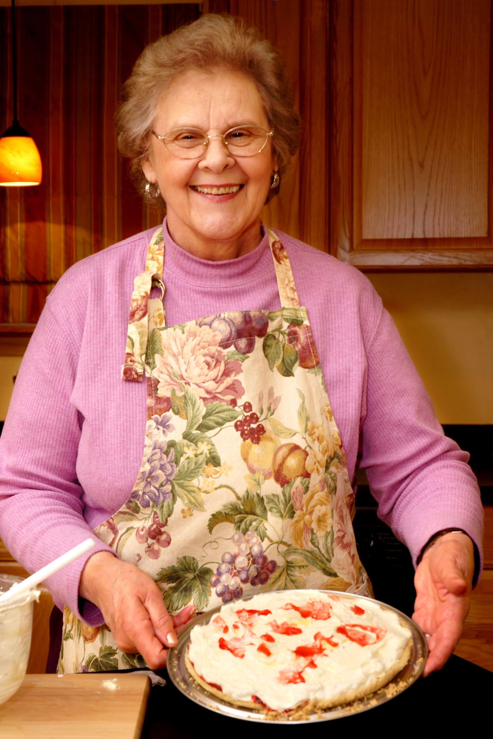 Печена бабка. Бабушка с пирожками. Бабушка стряпает пирожки. Бабка с пирогами. Бабуля с блинами.